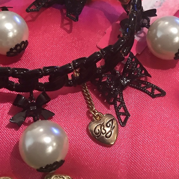 Betsey Johnson pearl vintage bow charm bracelet stretch pearl pinup dollbaby NWT - Picture 1 of 3